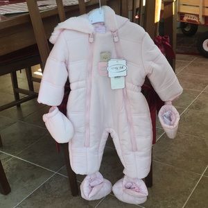 NWT Snowsuit w mittens and booties to match ☃️